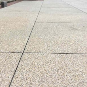 河池 黄金麻花岗岩石板材荔枝面地面铺装效果