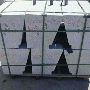 河池 芝麻白异形坐凳，石凳