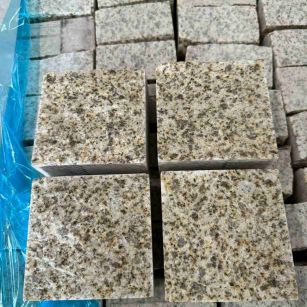 河池 黄金麻花岗岩自然面小方块，弹石，马蹄石等