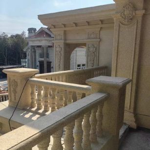 河池 黄金麻别墅外墙干挂雕花配合阳台栏杆花瓶柱