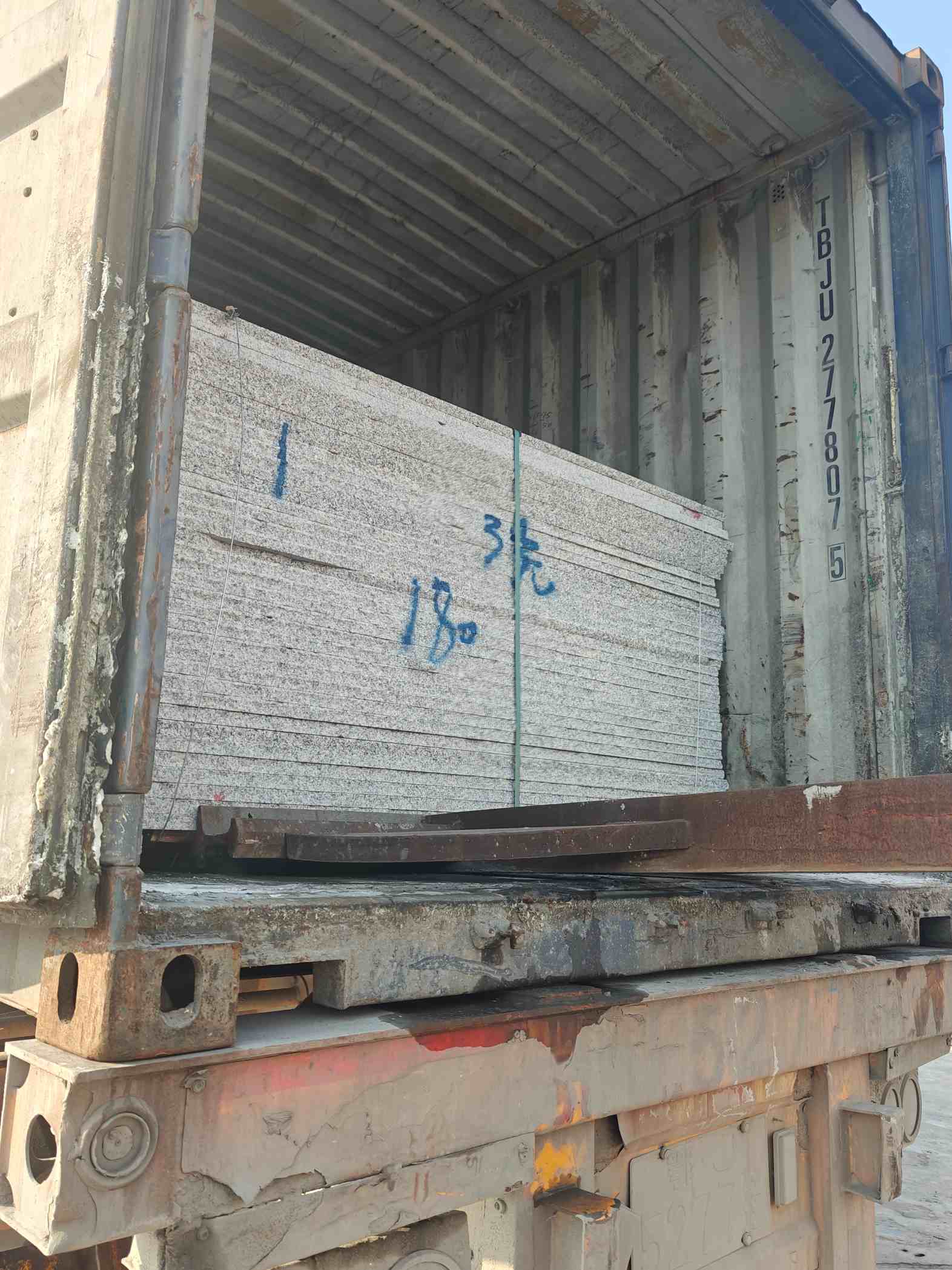 河池 芝麻白花岗岩石材3.0公分光面毛板装柜出货