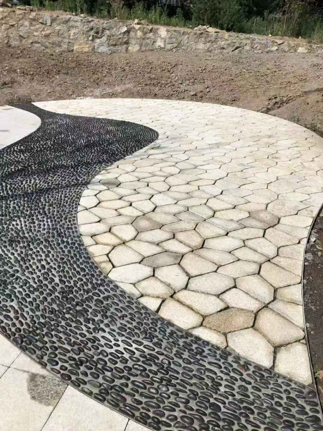 河池 黄金麻冰裂纹地铺石工地铺装案例