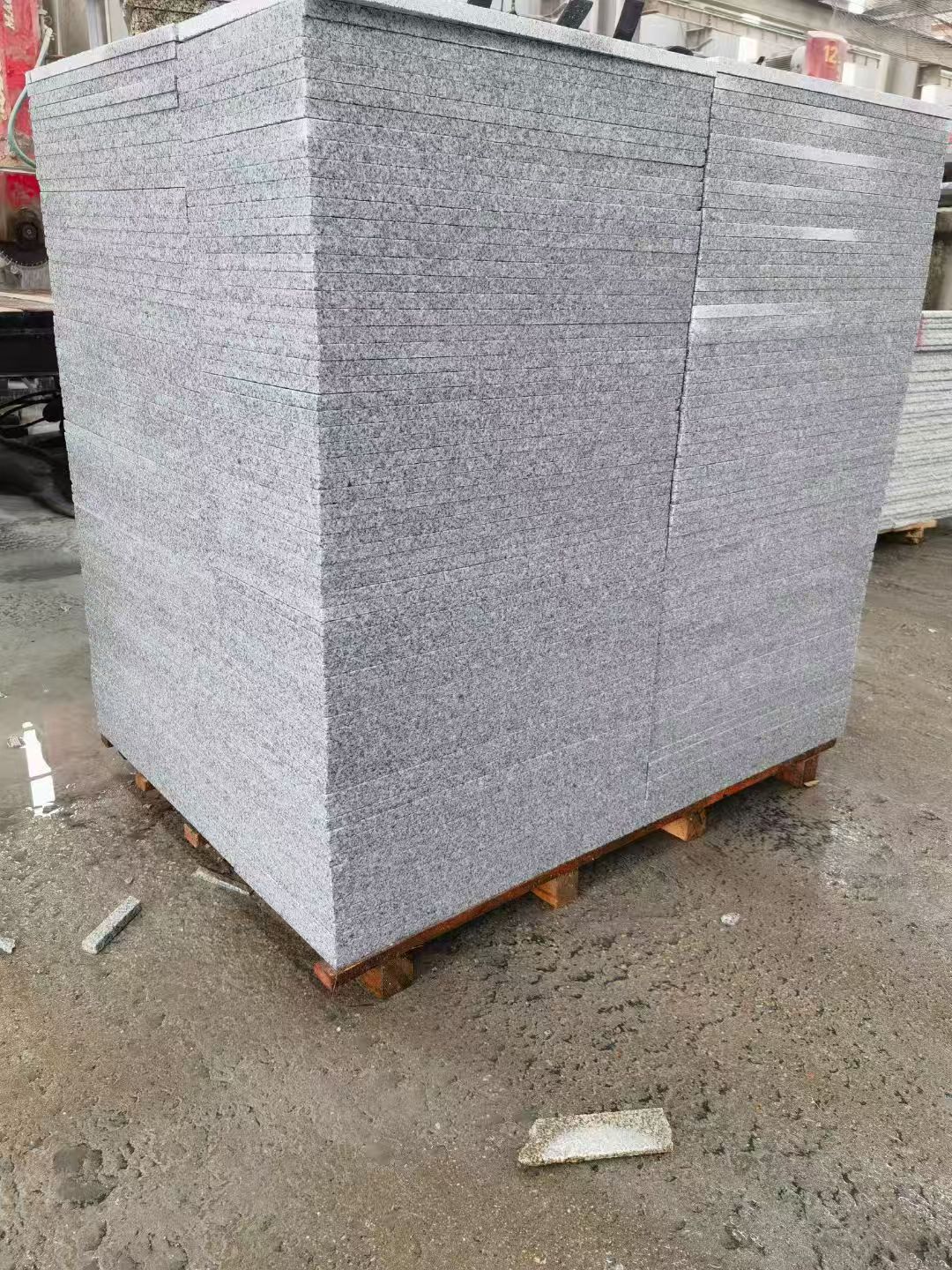 河池 芝麻白火烧面1.8厚300*600地铺石，尺寸标准，厚薄均匀