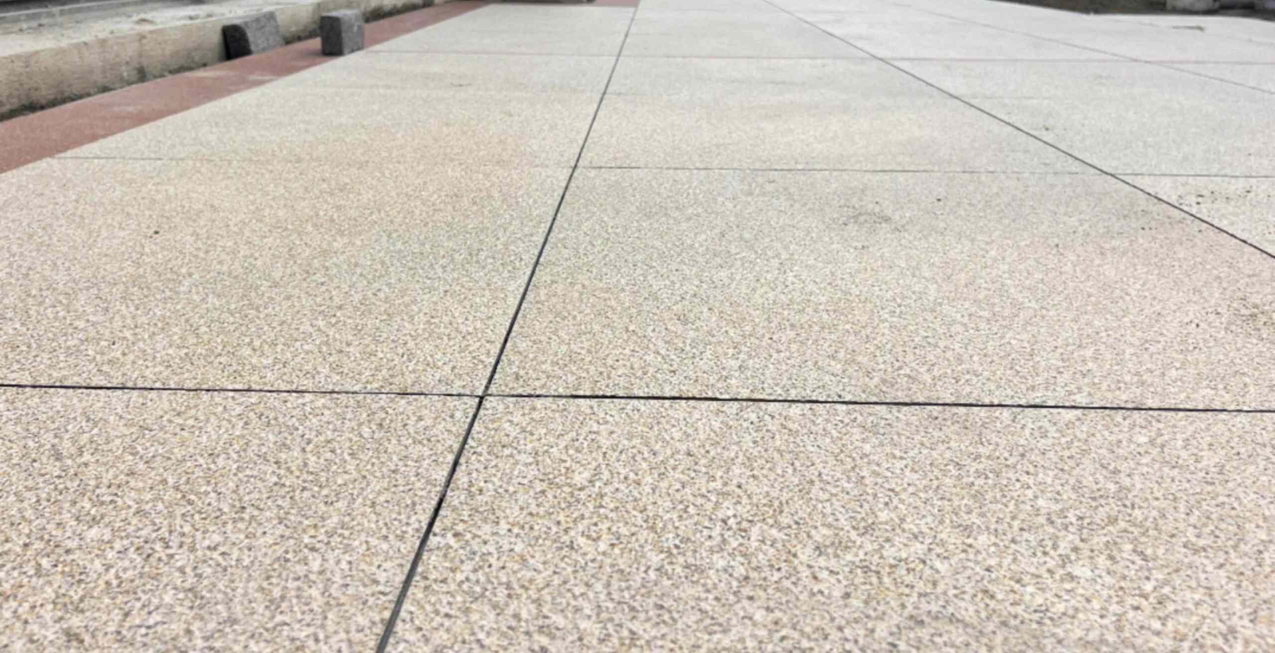 河池 黄金麻花岗岩石板材荔枝面地面铺装效果