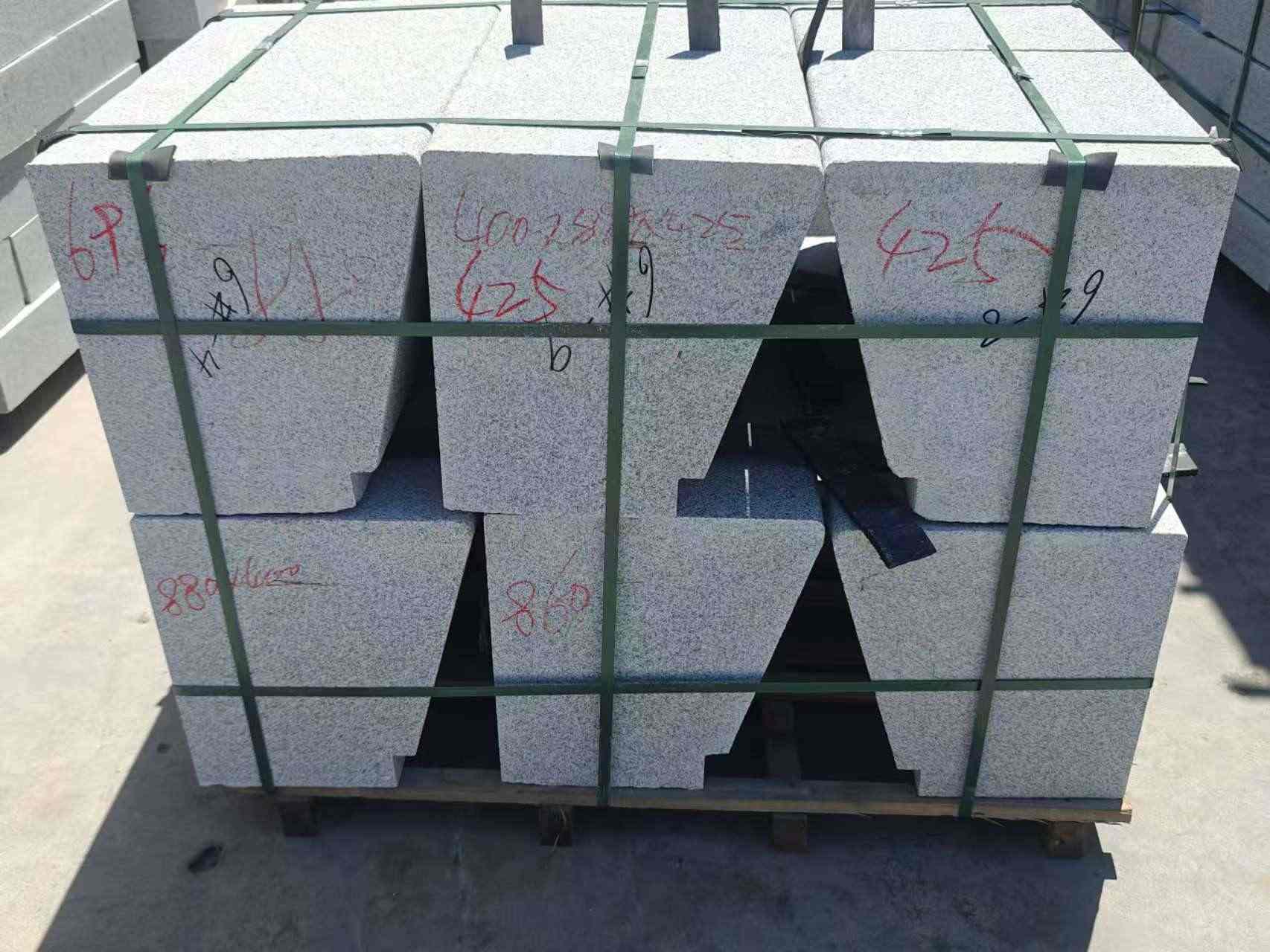 河池 芝麻白异形坐凳，石凳