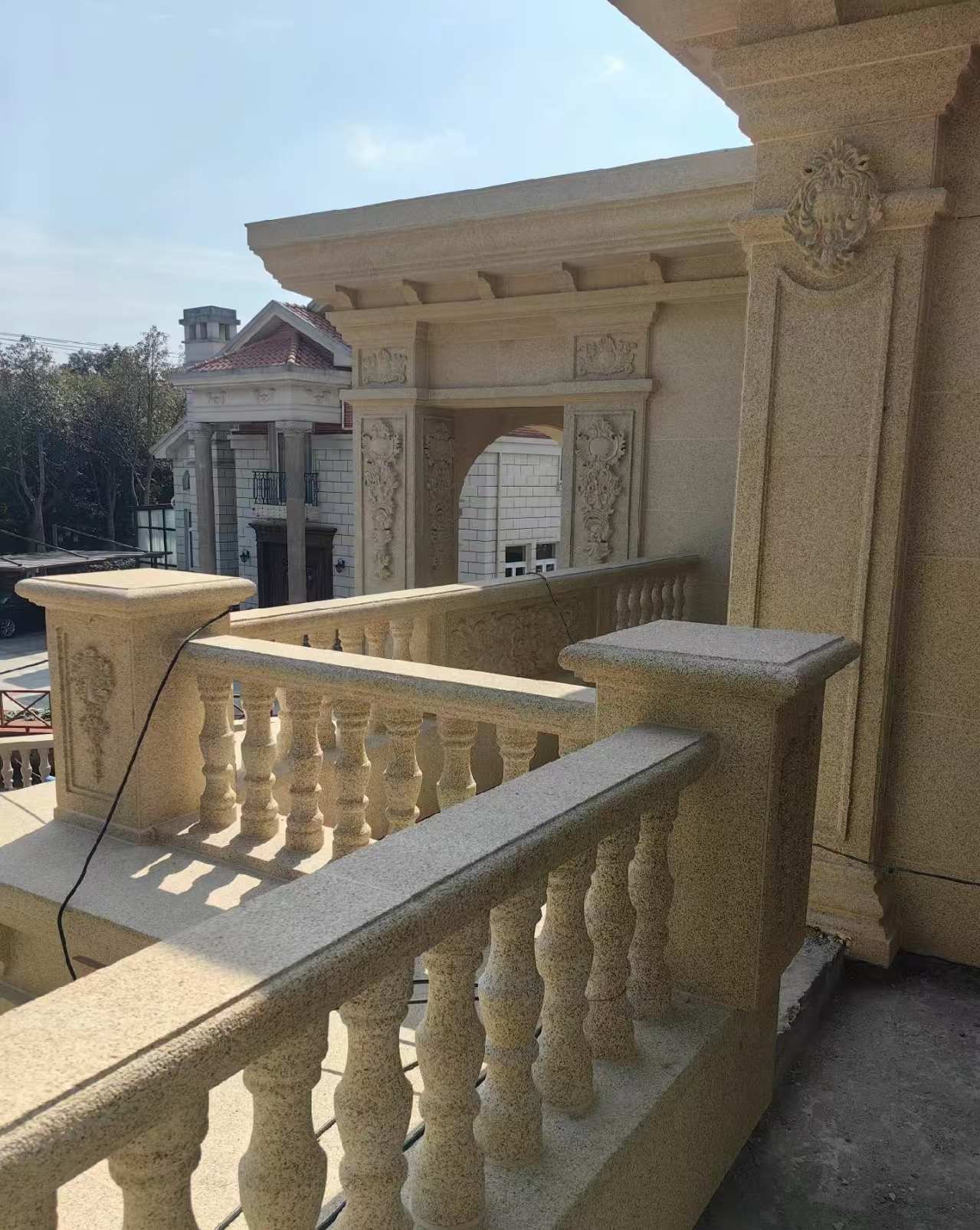 河池 黄金麻别墅外墙干挂雕花配合阳台栏杆花瓶柱