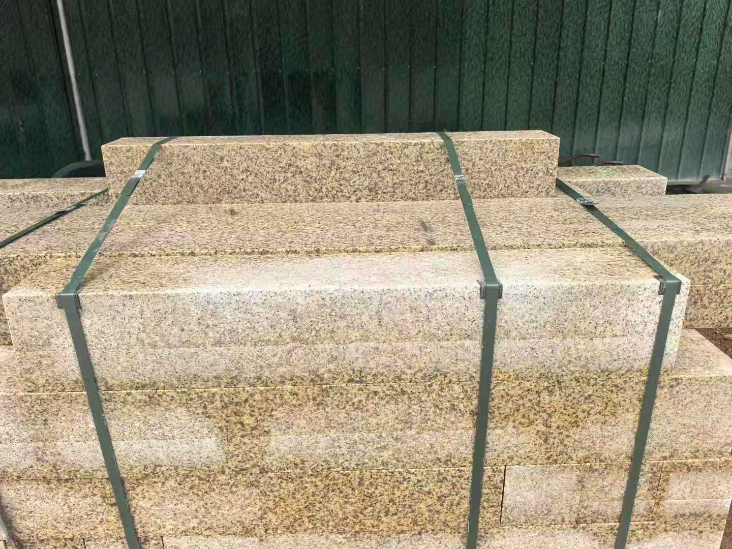 河池 黄金麻花岗岩石材机切面栏杆料半成品