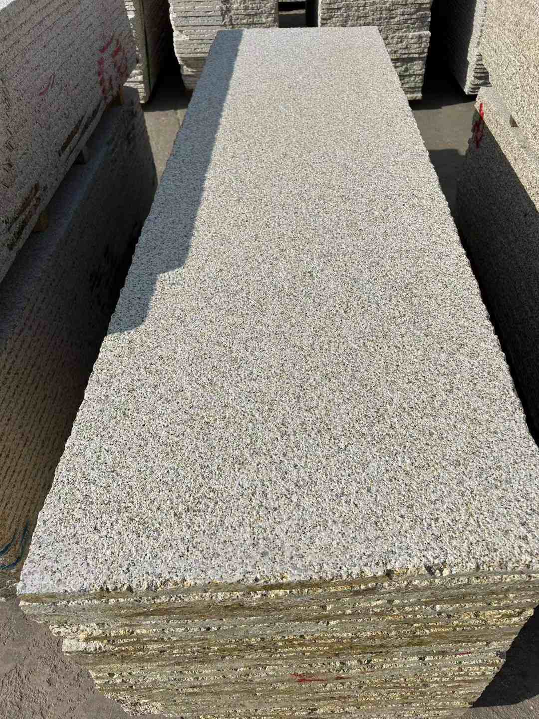 河池 黄金麻花岗岩荔枝面毛板，半成品