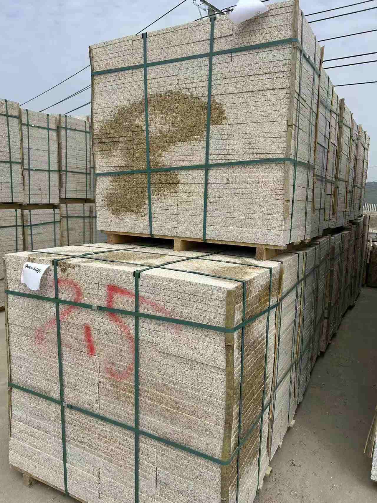 河池 黄金麻花岗岩石材荔枝面地铺石2.5*300*600