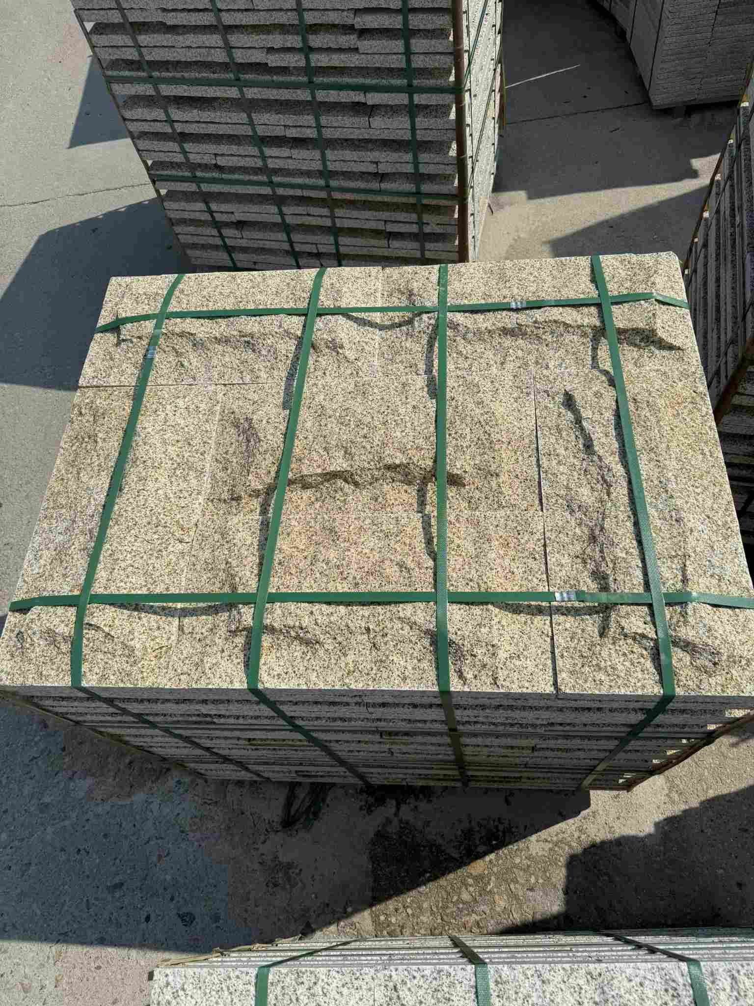 河池 黄金麻花岗岩石材自然面蘑菇石成品