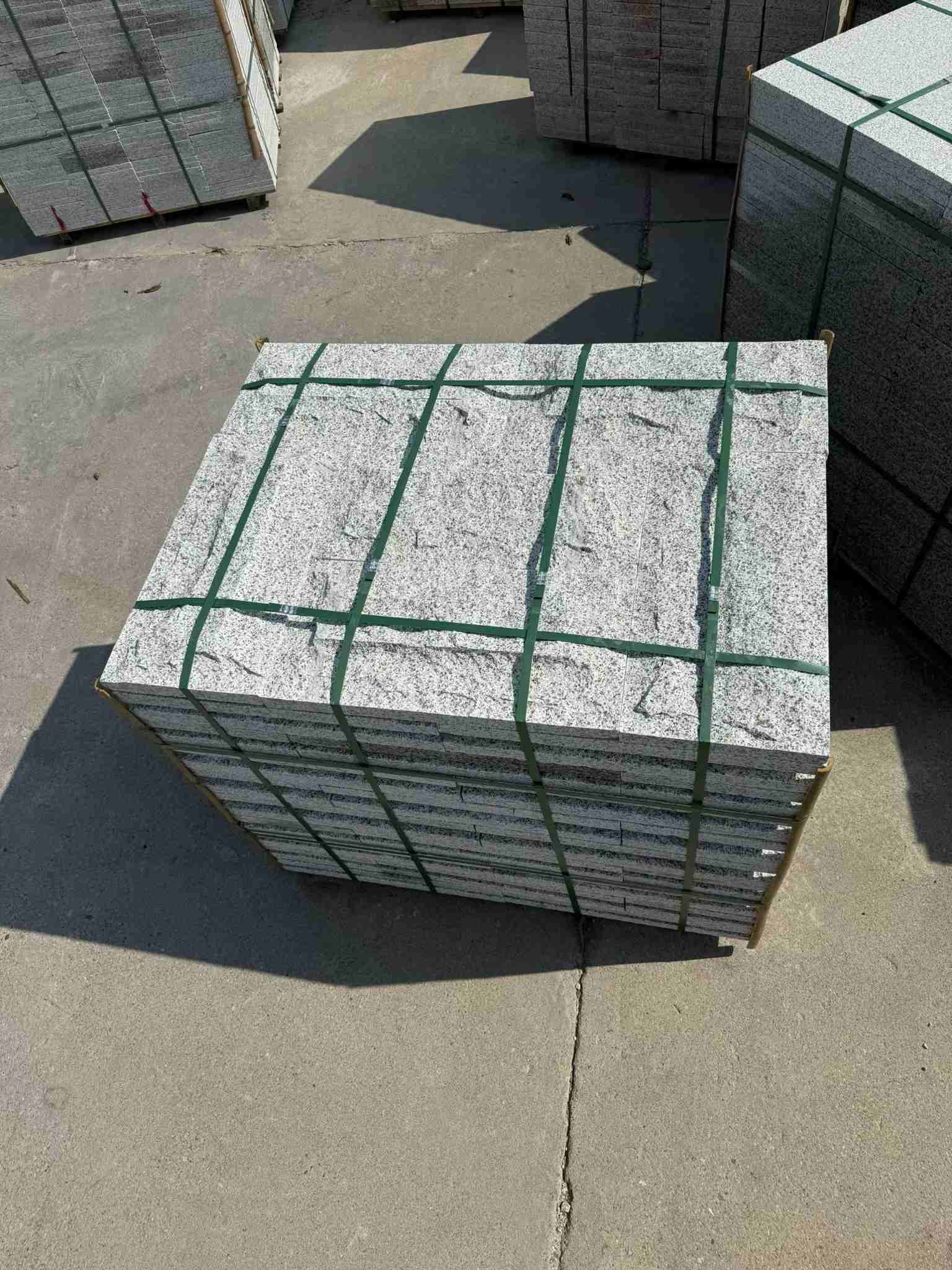 河池 白麻花岗岩石材自然面蘑菇石成品