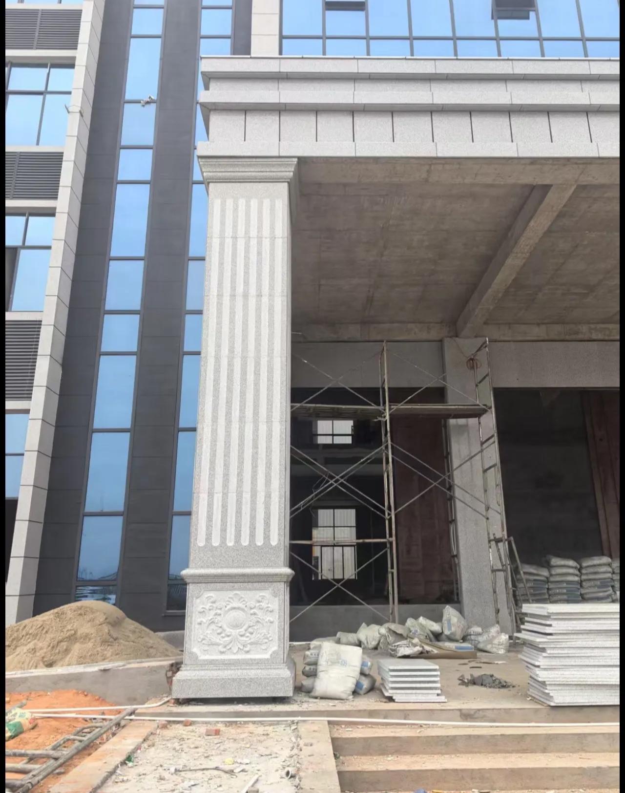 河池 芝麻白光面花岗岩门楼大柱（罗马柱）配雕花底座