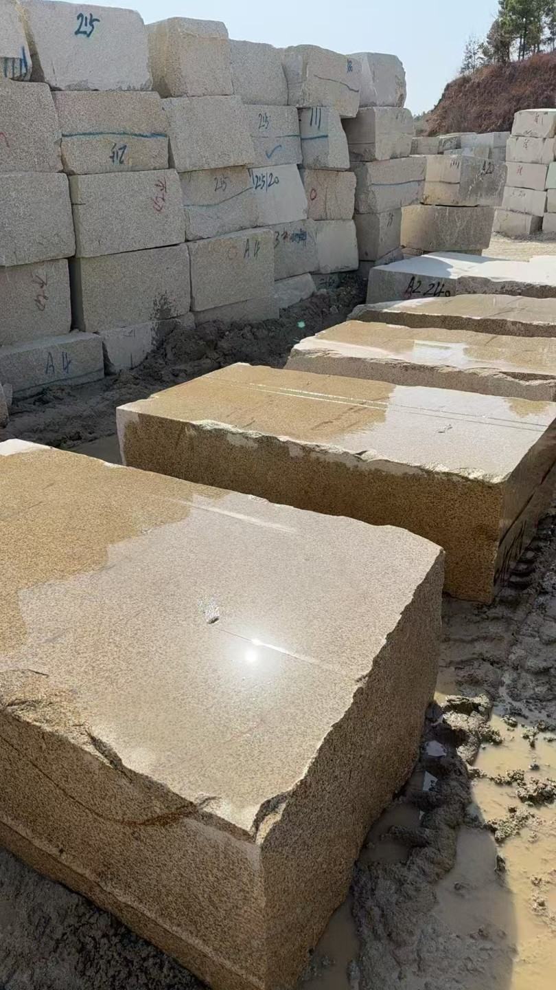 河池 黄金麻方料堆场洗料分选中，原材料充足