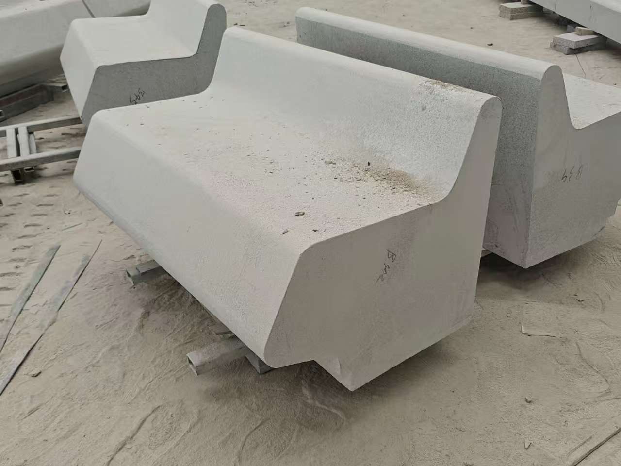 河池 芝麻白花岗岩异形坐凳，石凳