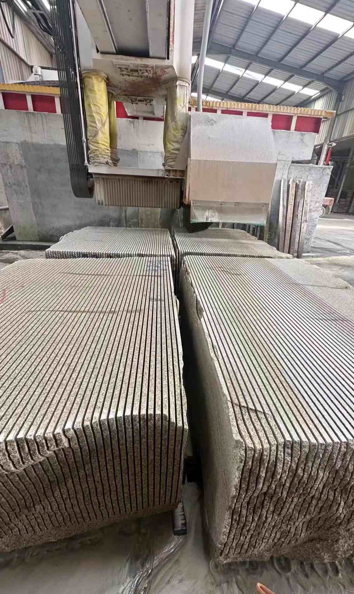 河池 车间生产日常，黄金麻白麻花岗岩