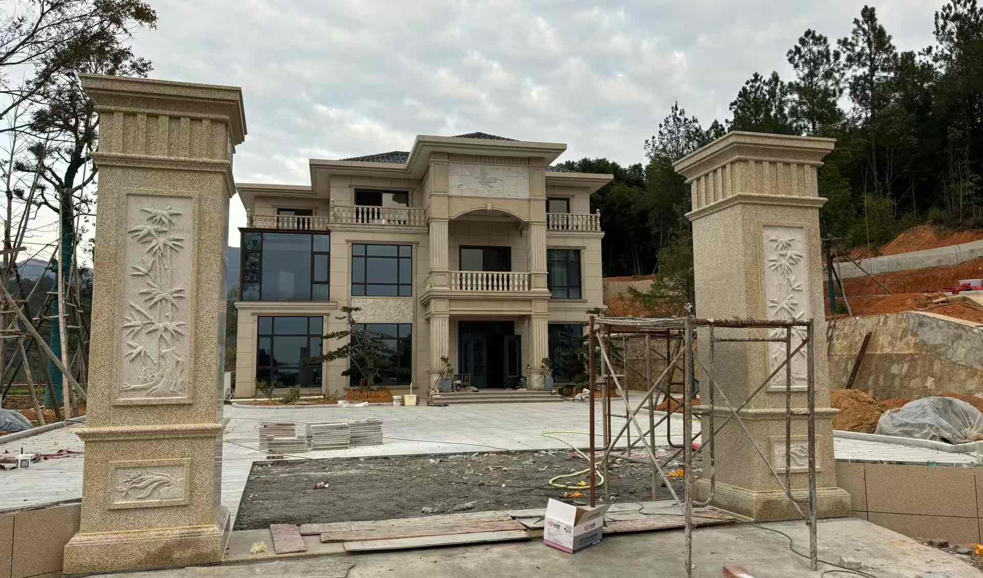 河池 黄金麻花岗岩别墅雕花外墙干挂配上门口雕花罗马柱