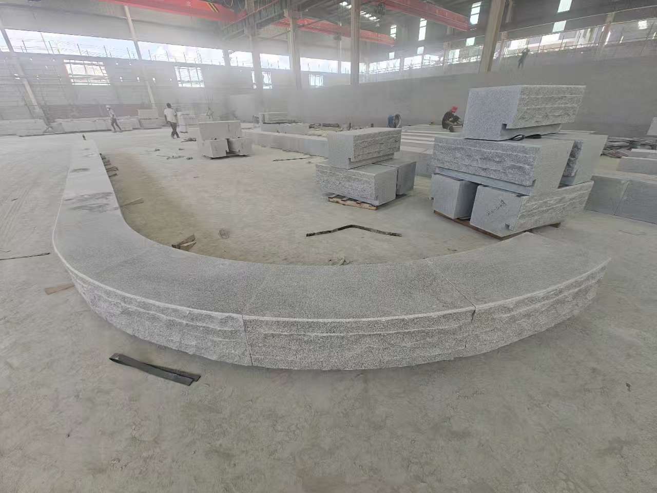 河池 芝麻白异形坐凳，自然面光面弧形加工