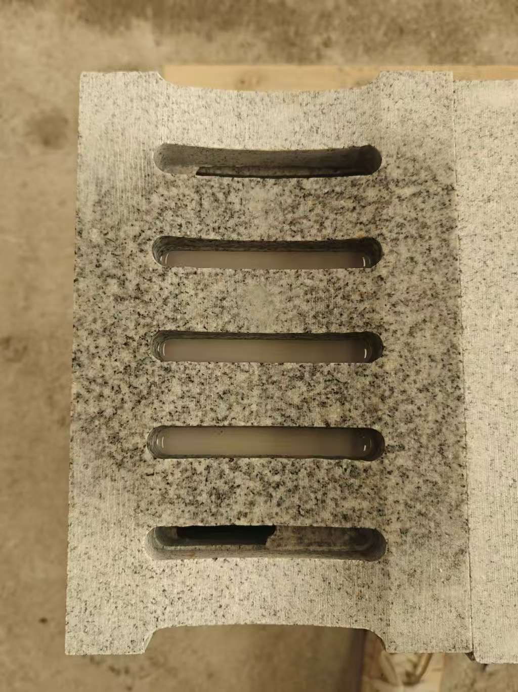 河池 芝麻白拉丝面花岗岩U型开槽排水槽