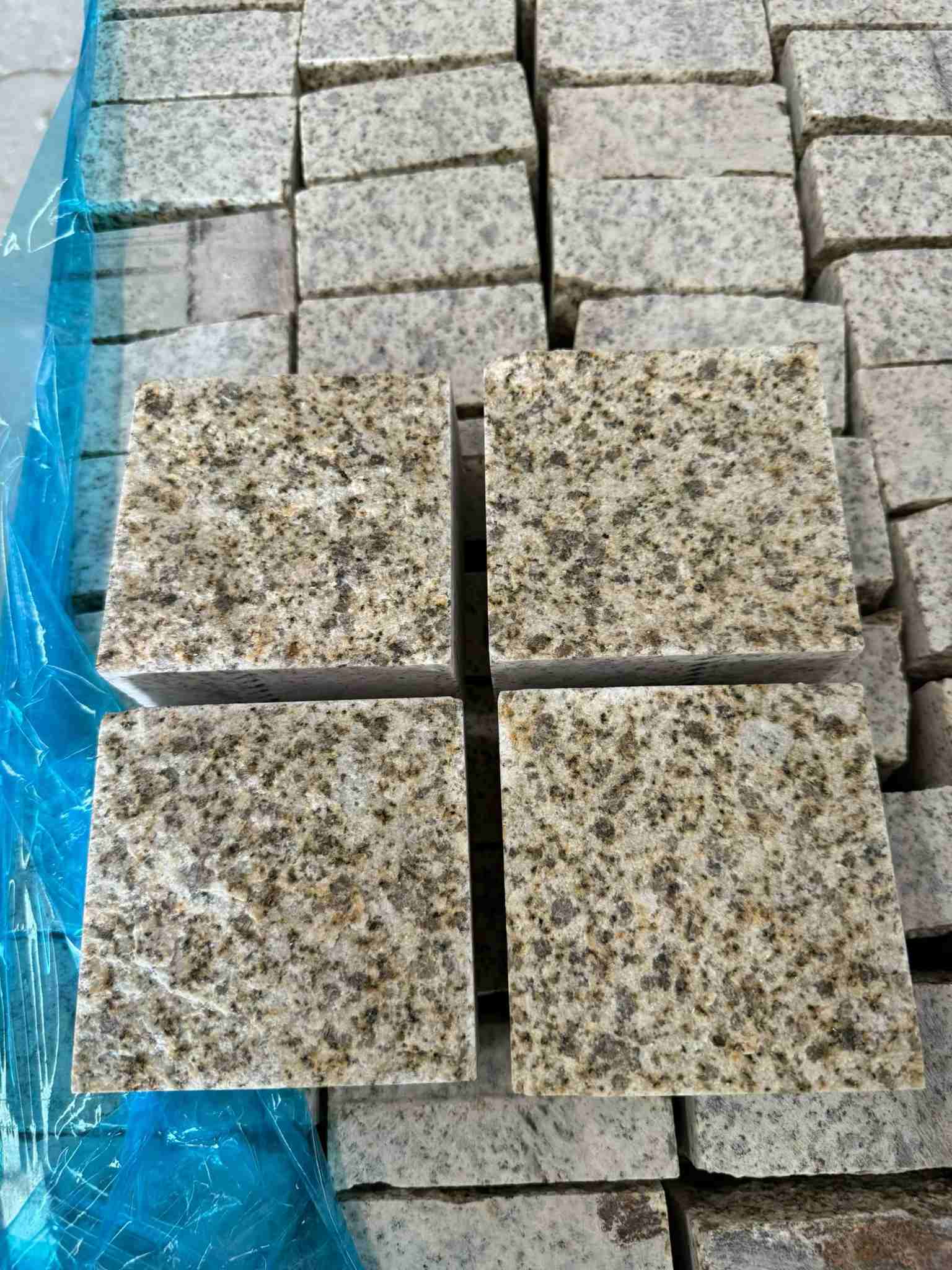 河池 黄金麻花岗岩自然面小方块，弹石，马蹄石等