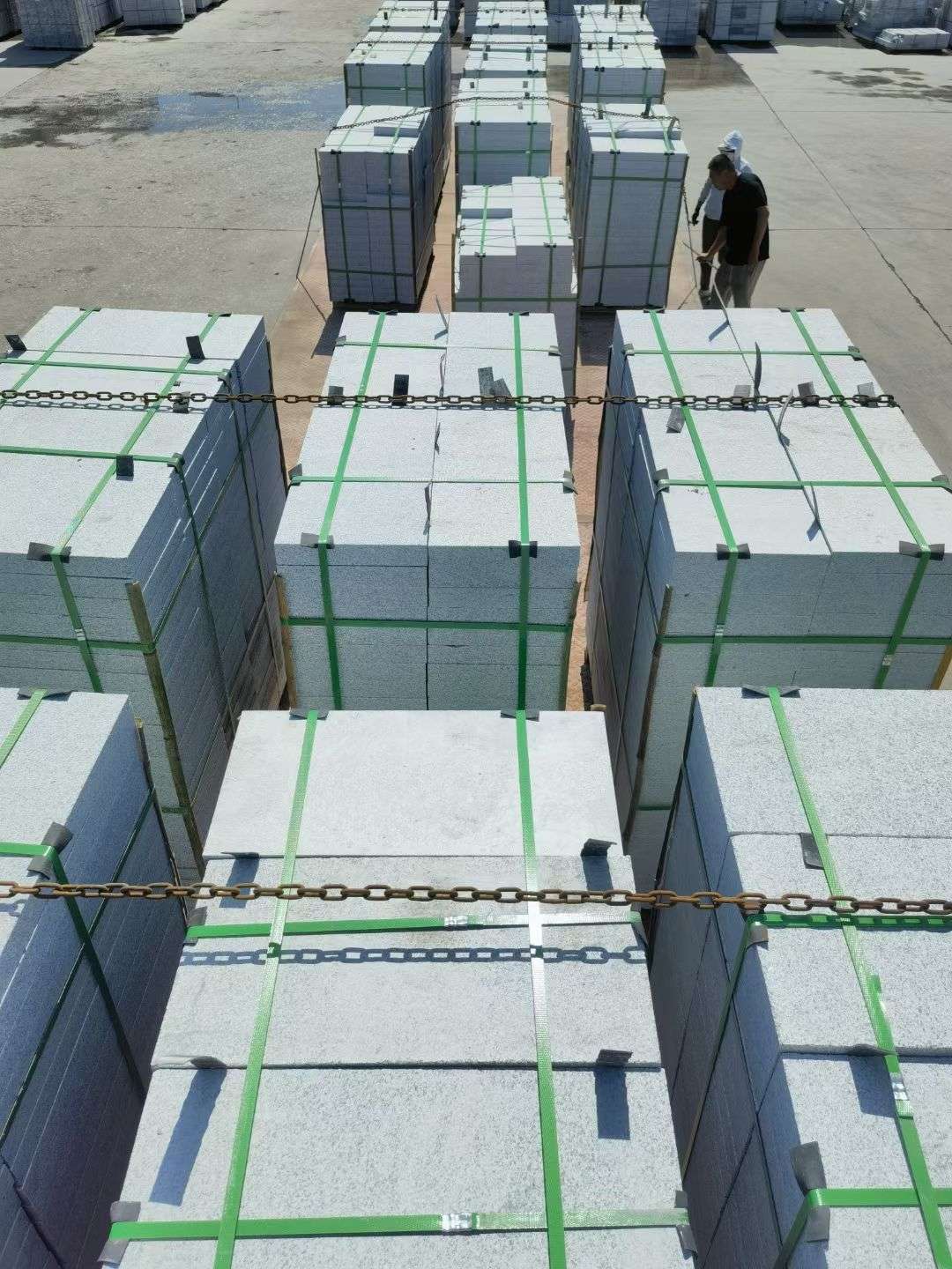 河池 芝麻白花岗岩5公分地铺石 花岗岩厂家工厂装车日常