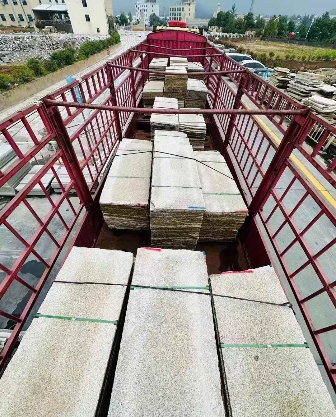 河池 黄金麻花岗岩荔枝面，光面毛板装车完成