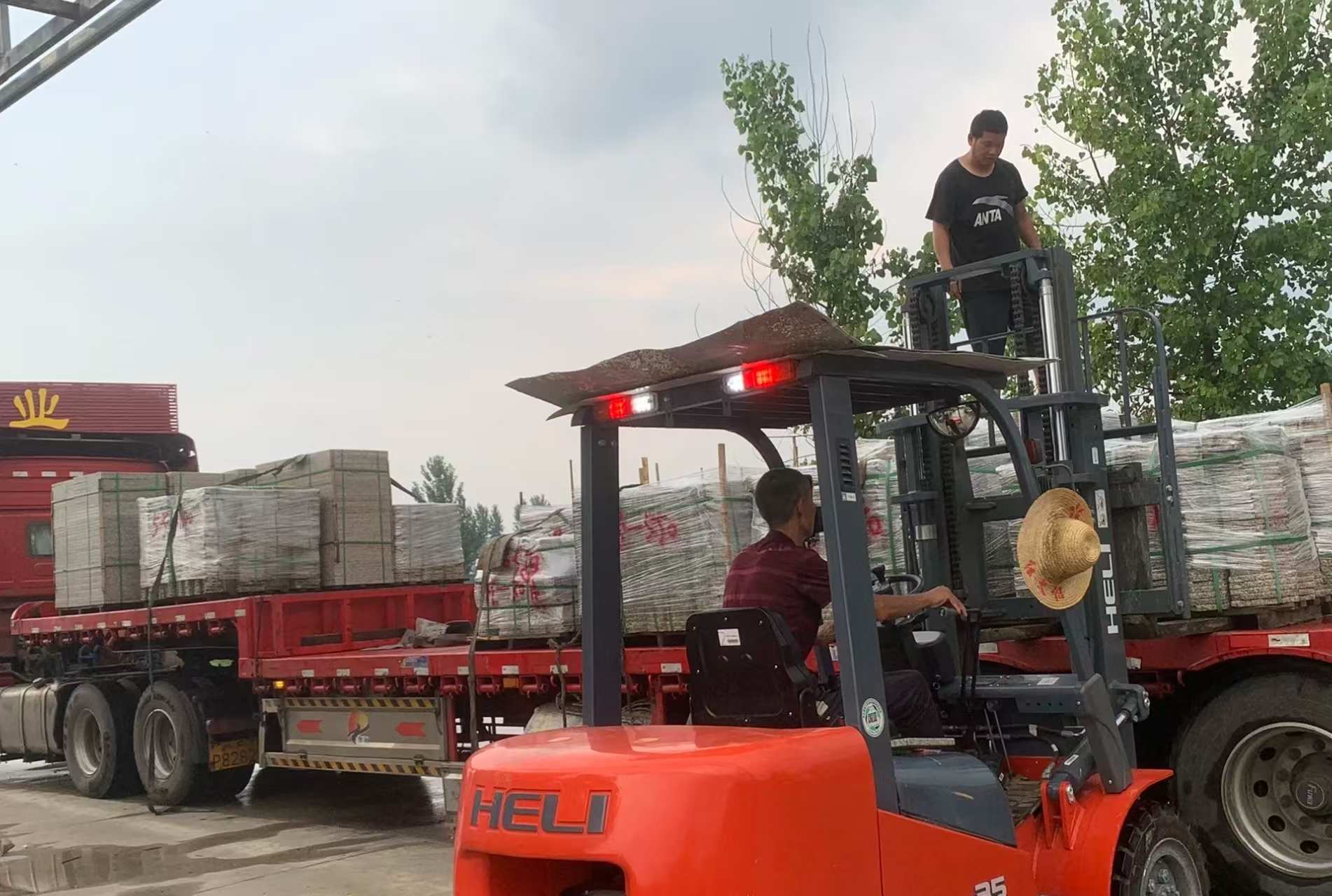 河池 黄金麻冰裂纹，地铺石装车