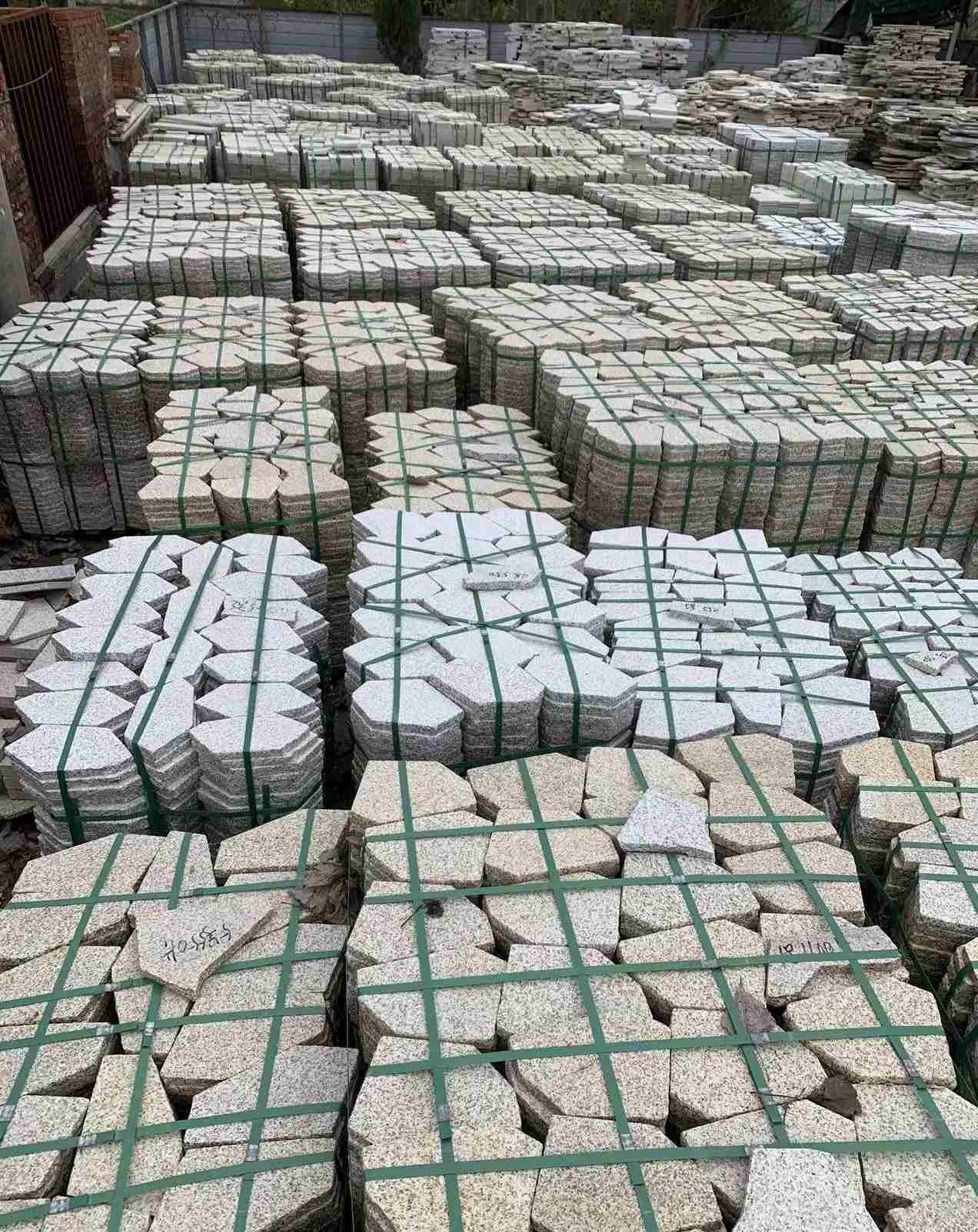 河池 黄金麻白麻花岗岩荔枝面地铺石(冰裂纹)