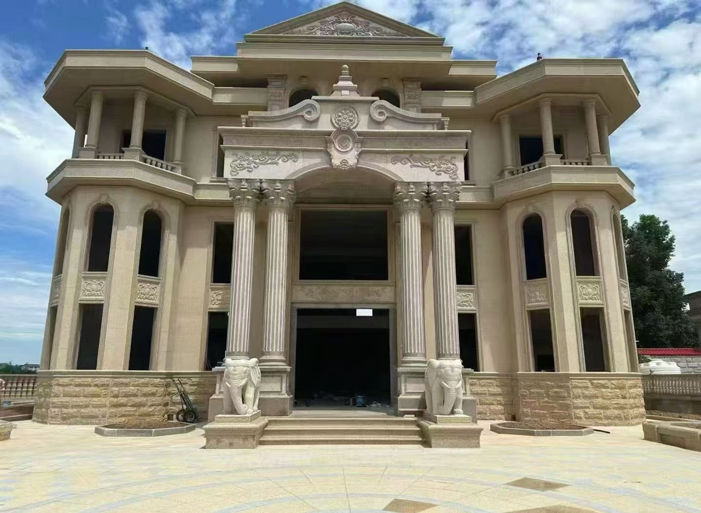 河池 黄金麻别墅外墙干挂，大柱，大象，蘑菇石，雕花板