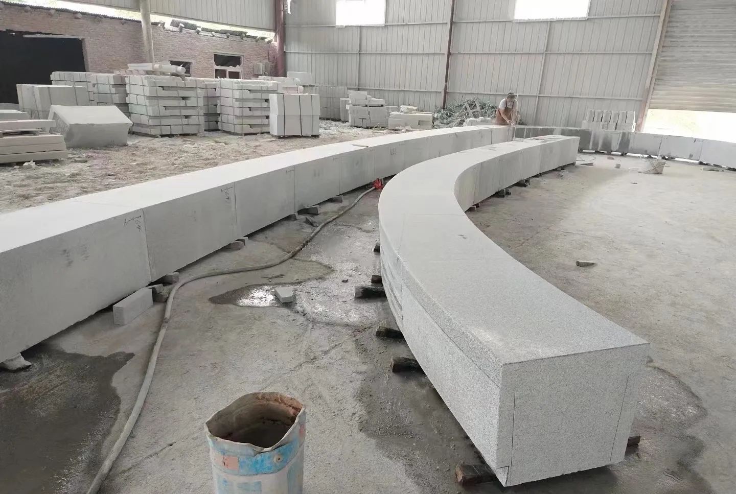 河池芝麻白花岗岩石板材 园林光面弧形坐凳